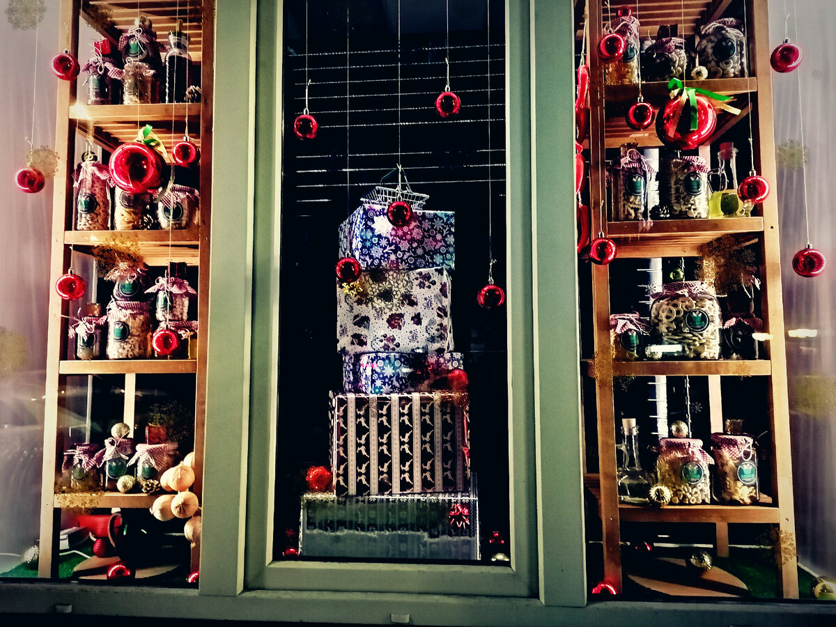 Сибирь - место контрастов! Магазинчик минусинских продуктов не сдаёт новогодние позиции :) Не видела, кстати, эту витрину зимой. Хорошо не убрали :)