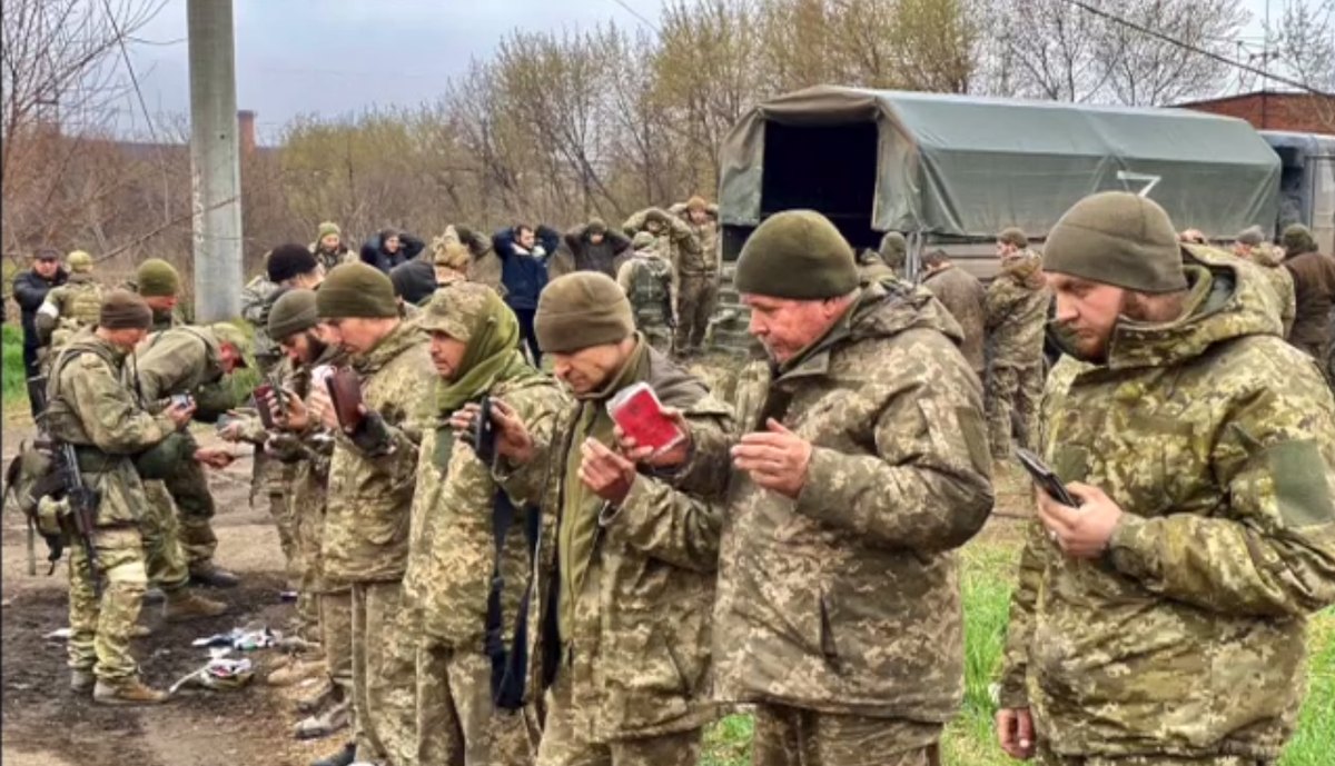 Сдавшие в плен украинские военные. Более тысячи военнослужащих. Украинские солдаты в плену мариуполь. Russian armed forces. Более тысячи военнослужащих.