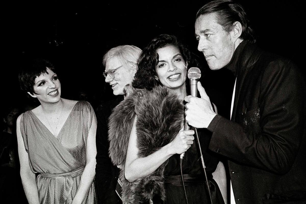 Дизайнер был большим любителем Студии 54, шумных и ярких вечеринок( на фото с Лайзей Минелли, Энди Уорхолом и Пьянкой Джаггер)