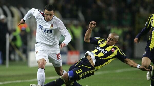    Нападающий ЦСКА Давид Янчик и защитник "Фенербахче" Роберто Карлос© AFP 2022 / MUSTAFA OZER