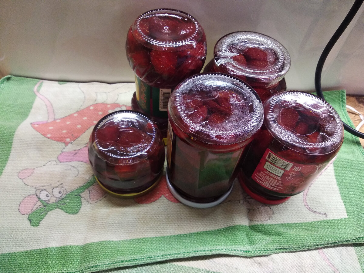 Вот готовый результат (примерно 1,5 л варенья из 1 кг клубники и 1 кг сахара)