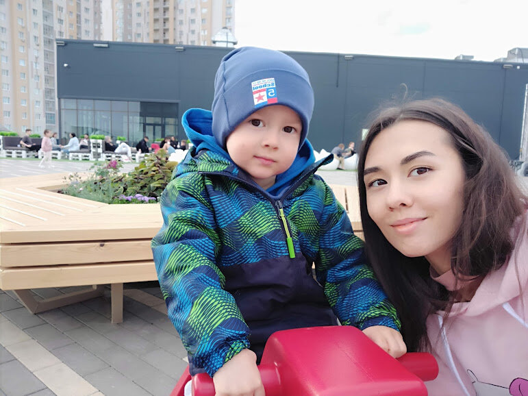 Мы с Айтуганом на детской площадке, находящейся на крыше Казан Молла. Фото с  прошлого лета.