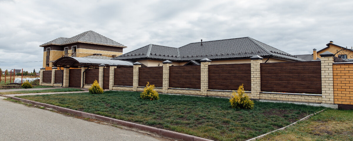 Загородный дом с забором от компании "Покрофф"