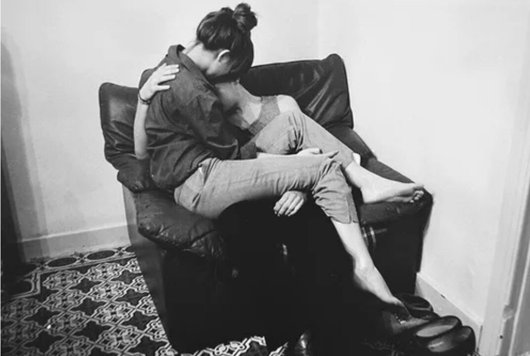 Уснула на коленях и получила. Девушка на коленях у парня. Объятия сидя. Объятия сидя на коленях. Парень на коленях