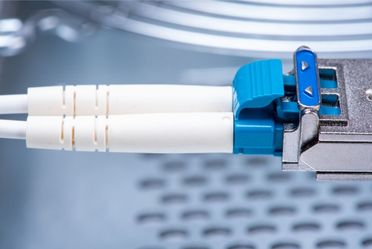 SFP модуль представляет собой небольшой приемопередатчик данных в телекоммуникационных сетях