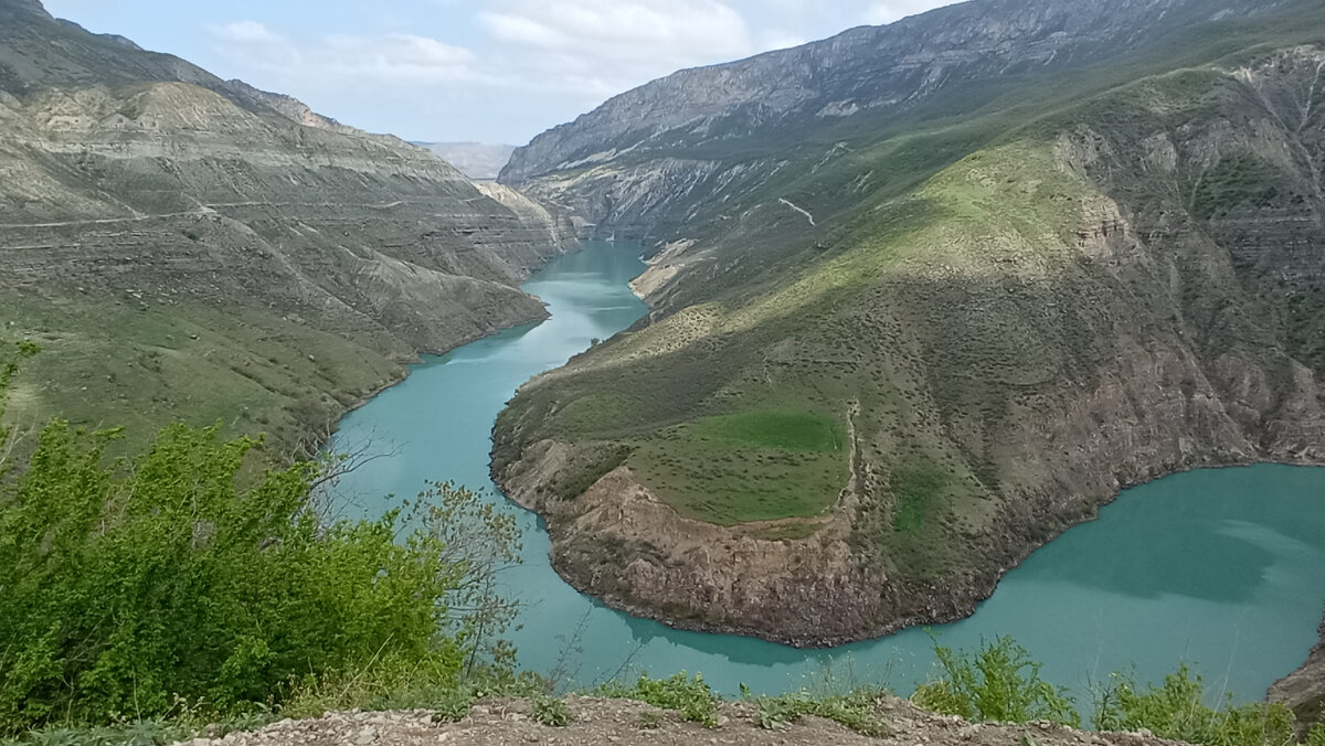 Озеро Мочох в Дагестане. Хунзах Мочох каменная чаша. Хунзах. Мочох горки. Хунзах пакистан