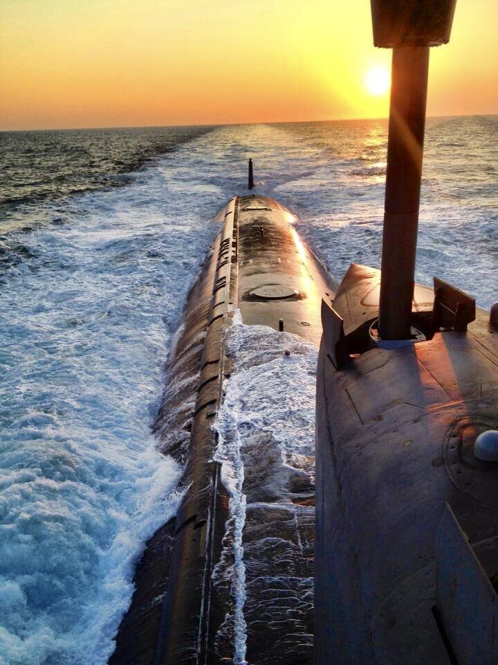 Подводная лодка на море