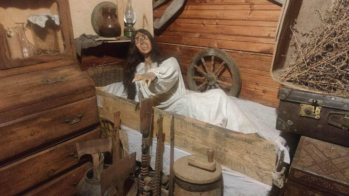 Ведьма, встающая из гроба, от которой мог защитить Чур. Экспонат Музея мифов и суеверий русского народа в Угличе. (Фото автора публикации)