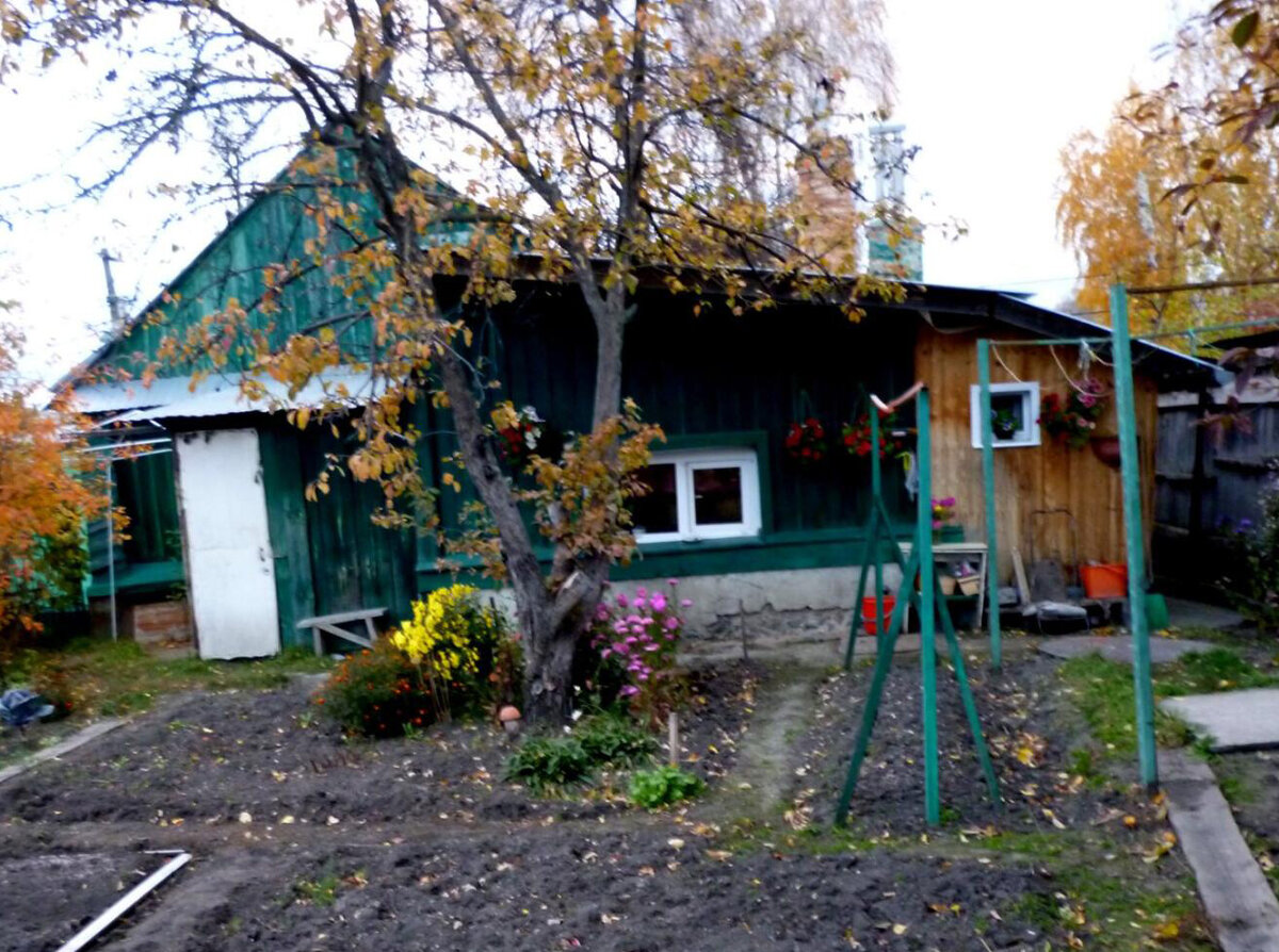 Вот наш дом, в котором поселилась неугомонная женщина с сыном. (Фото автора)