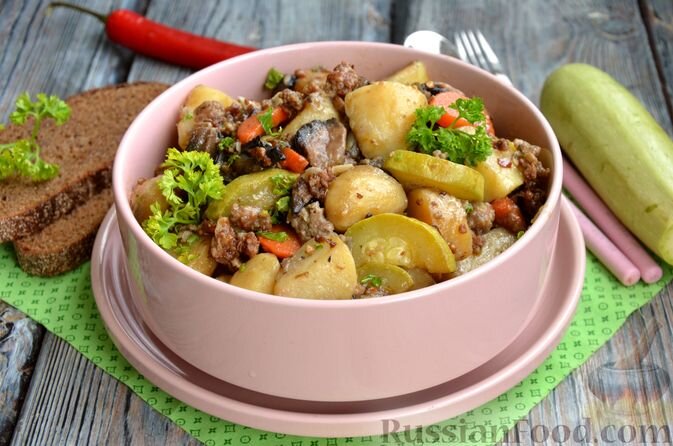 картофель молодой, фарш мясной, кабачки, шампиньоны, морковь, лук репчатый фиолетовый, чеснок, соль, перец чёрный молотый, перец красный стручковый, масло растительное, зелень петрушки