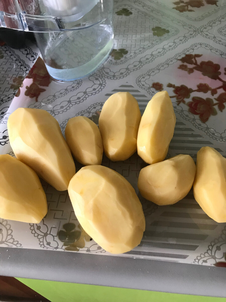Чистим картофель, убираем кожуру полностью, не оставляя «глазок» 