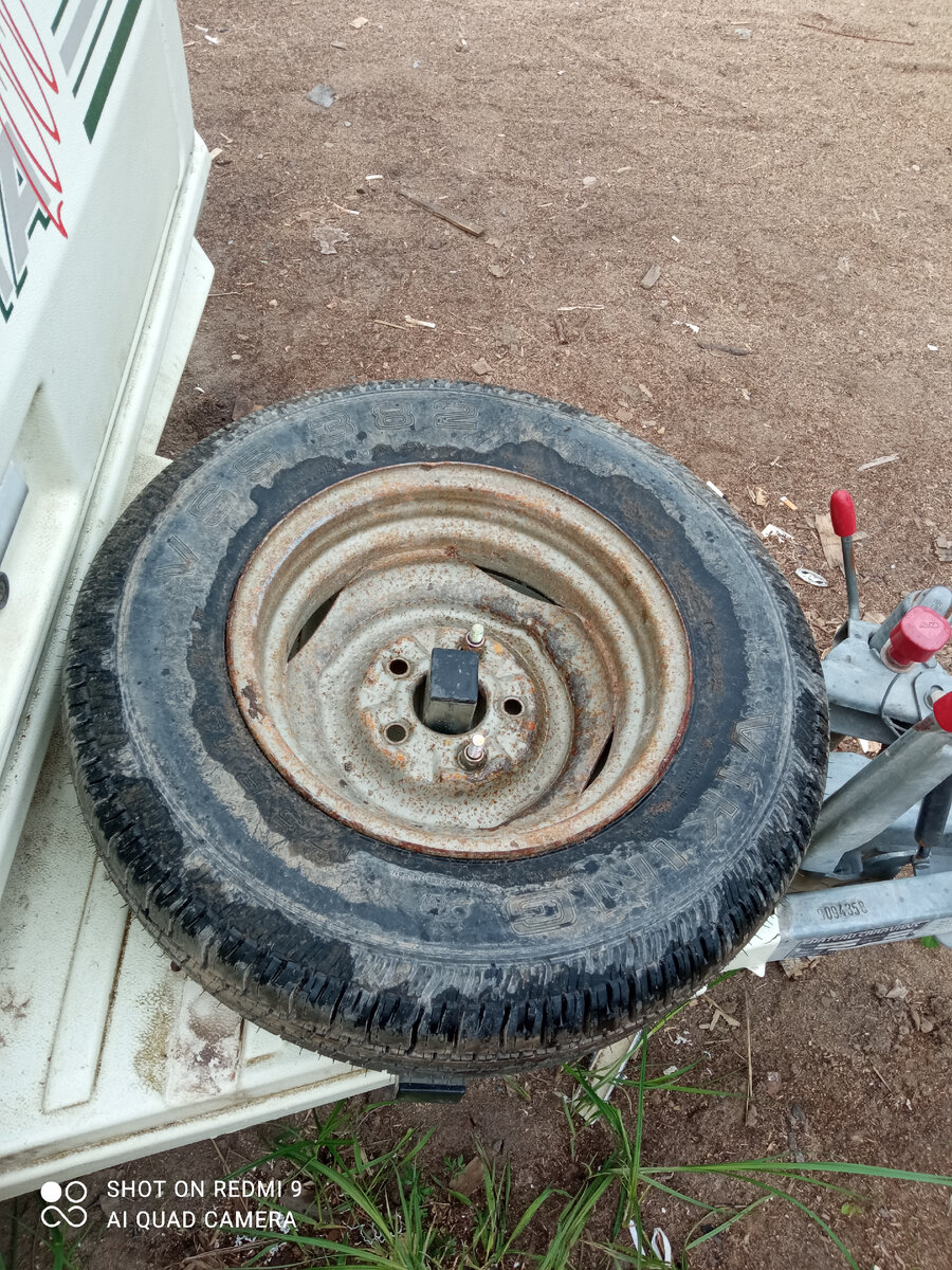 Запаску поставил на дышло.  Приварил 2 болта к имеющейся конструкции, которая я так и не понял для чего. Решил пусть будет здесь запаска 