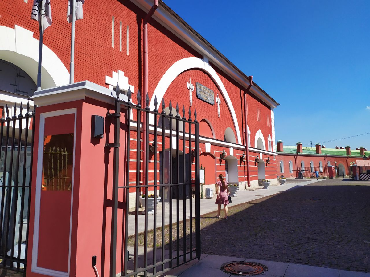 Заходим за Петропавловский собор и следуем за девушкой в платье