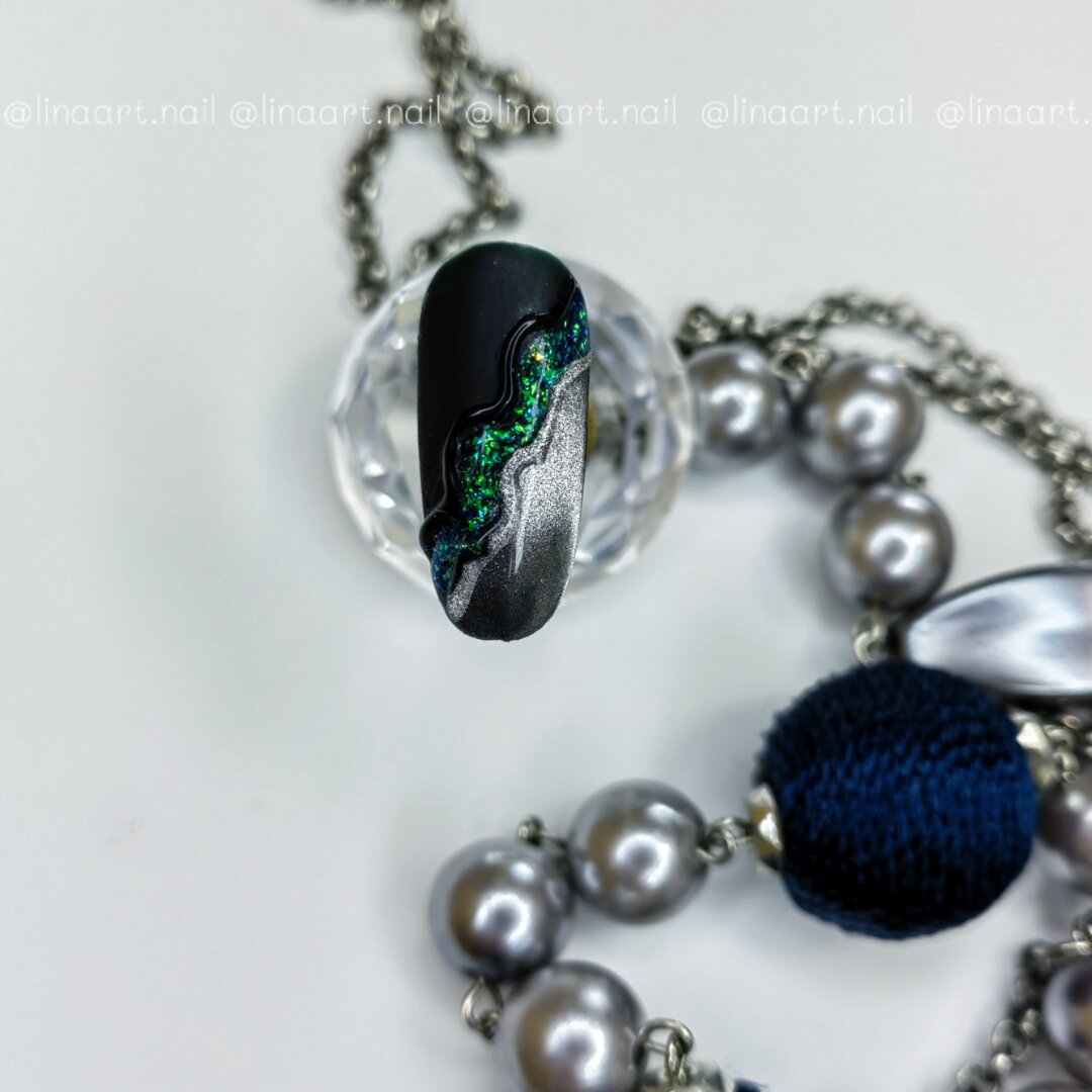 Дизайн ногтей в темных оттенках 