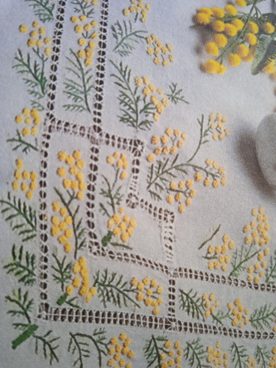 Французский шов, стиль любимый вышивальщицам, позволяет придать работе рельефность.Иногда используется для вышивания серединке цветка.