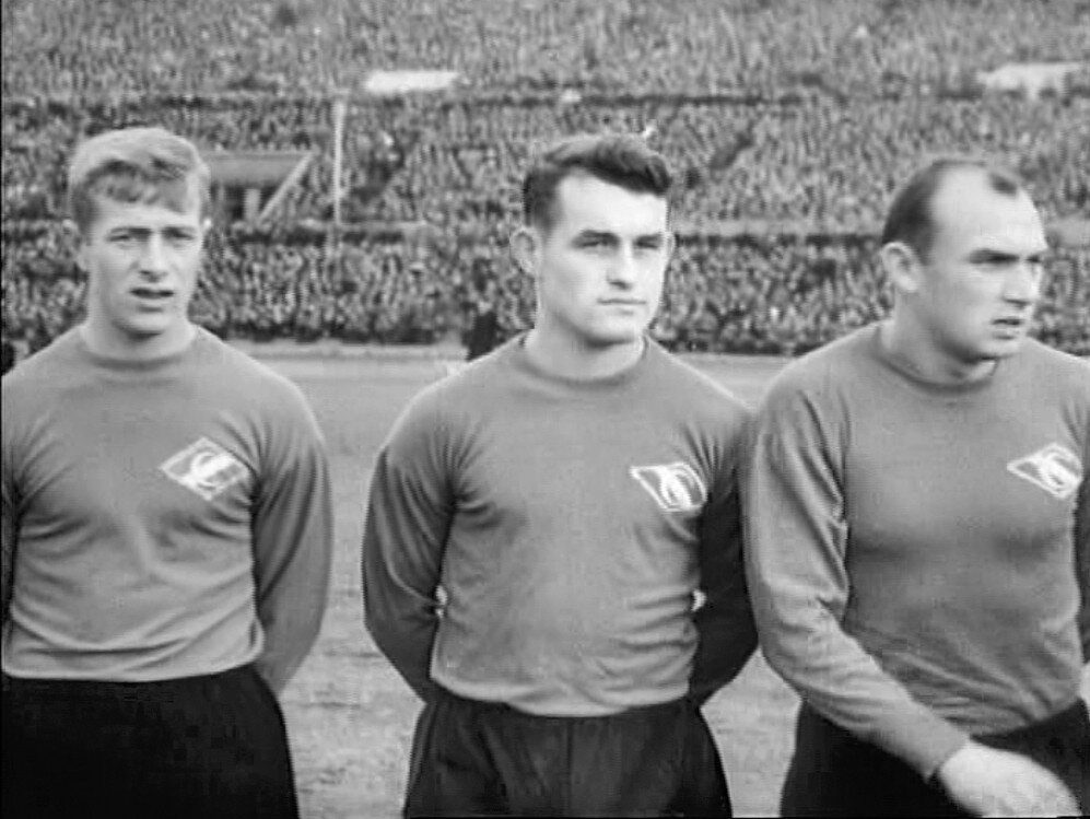 На фото в центре