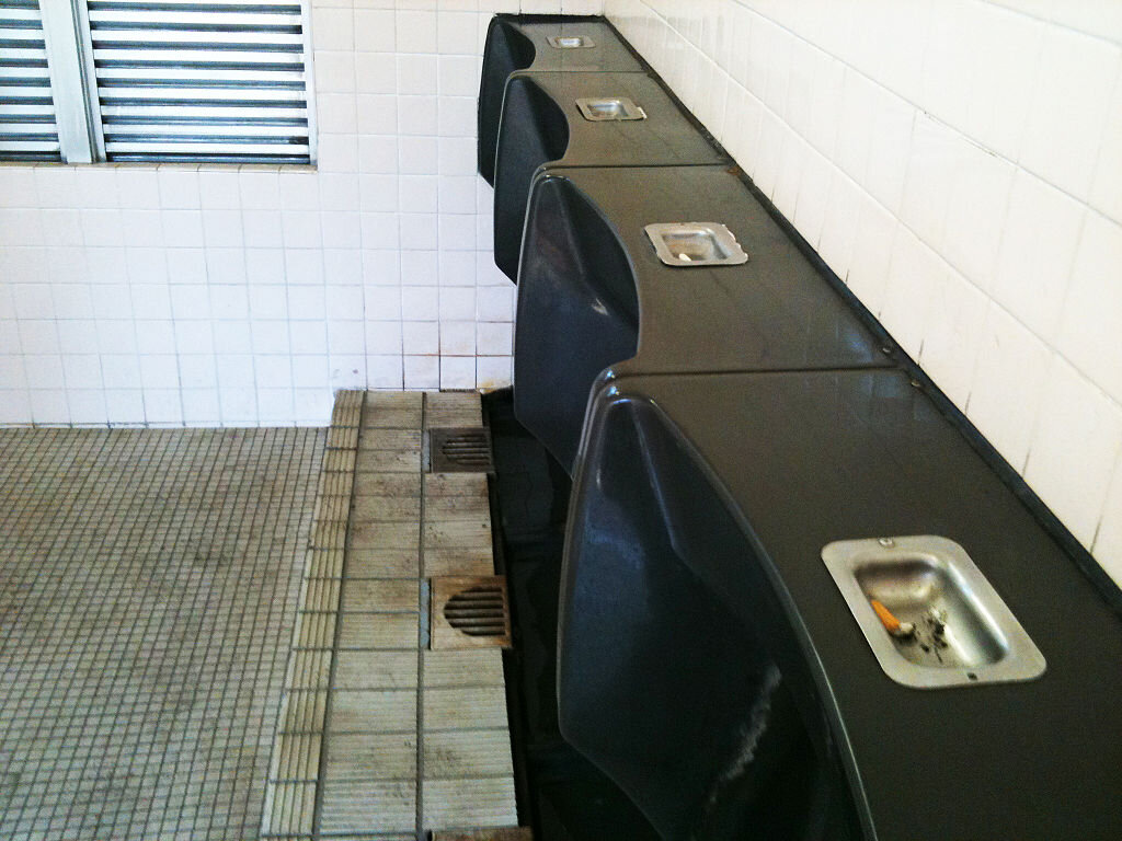 By Mr. Brian - Public Spaces, CC BY 2.0, https://commons.wikimedia.org/w/index.php?curid=39990634. Писсуары а на них встроены пепельницы. Япония, 2011 год