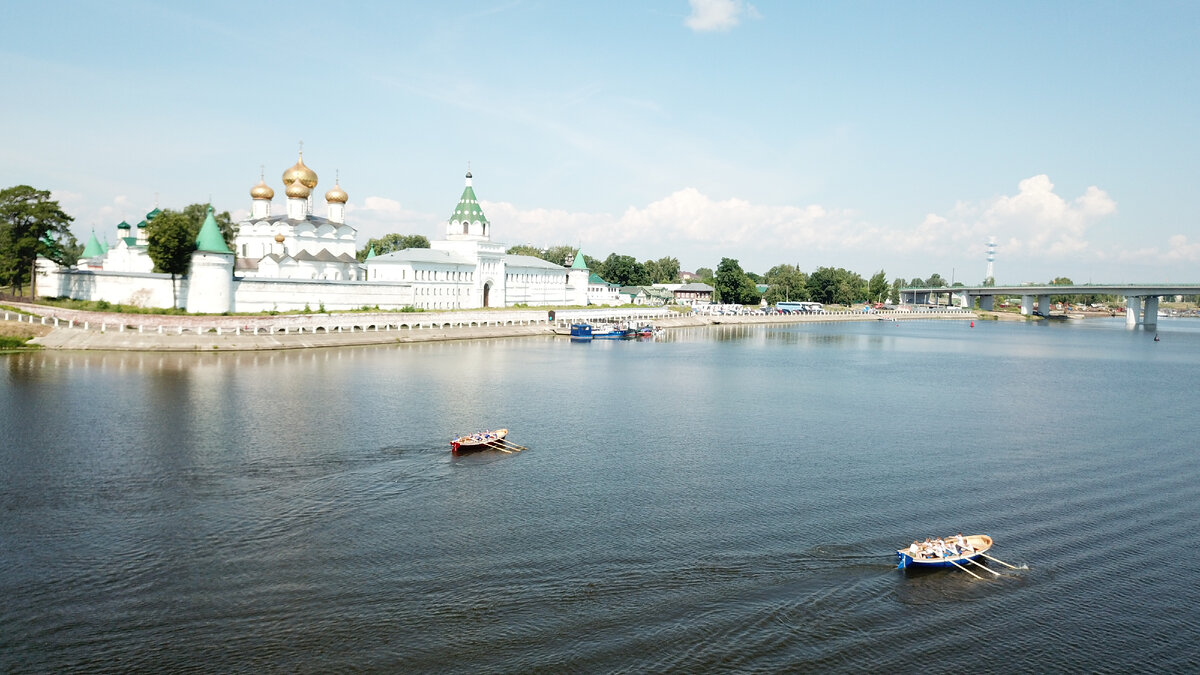 Соревнования по гребле на шлюпках Ял-6 в рамках Межрегионального Слета юных моряков в Костроме. Фото Владимира Козлова