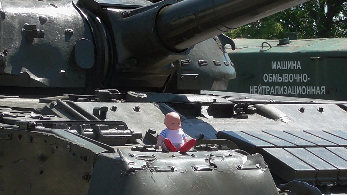 Первым делом залез на танк ). Типа муравей на танке ).Хотя все мы были такими -ходили пешком под стол ...Стоит ли смеяться над мальчишкой ?