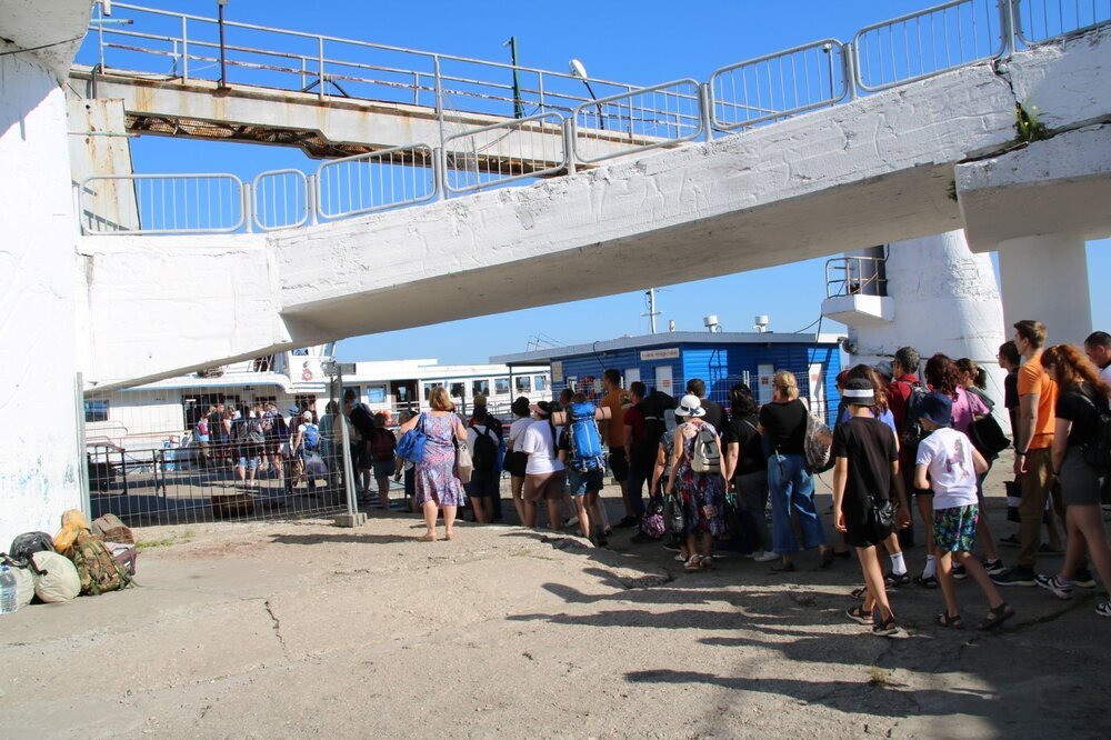 Это очередь на теплоход в сторону Ширяево. Не все пассажиры смогли попасть на этот теплоход.