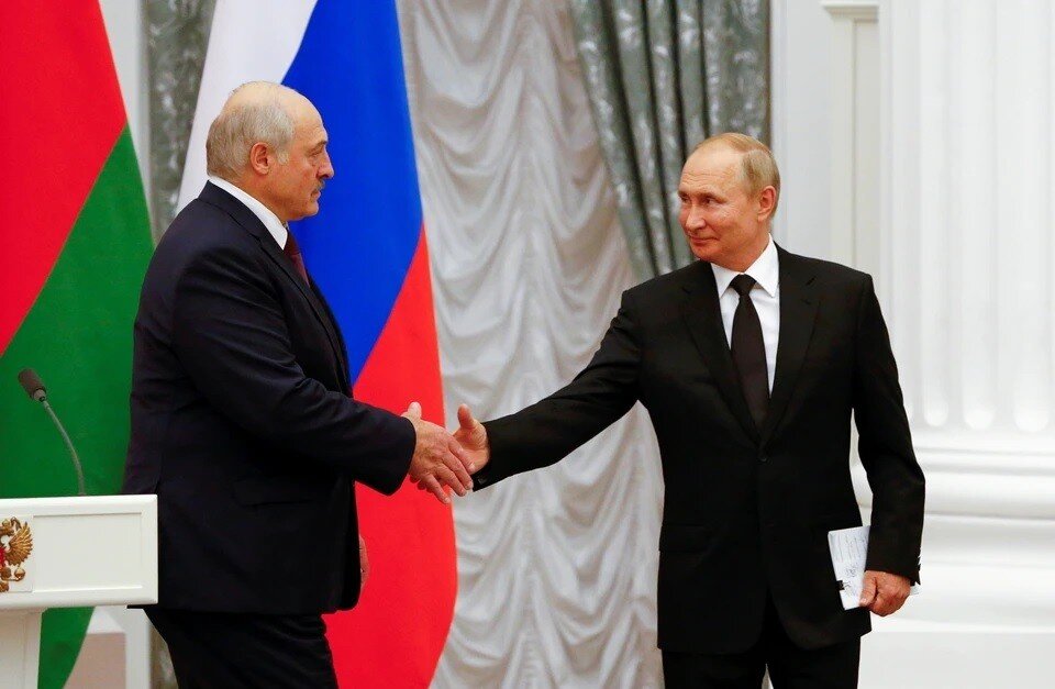     Президент Белоруссии Александр Лукашенко и российский лидер Владимир Путин  REUTERS