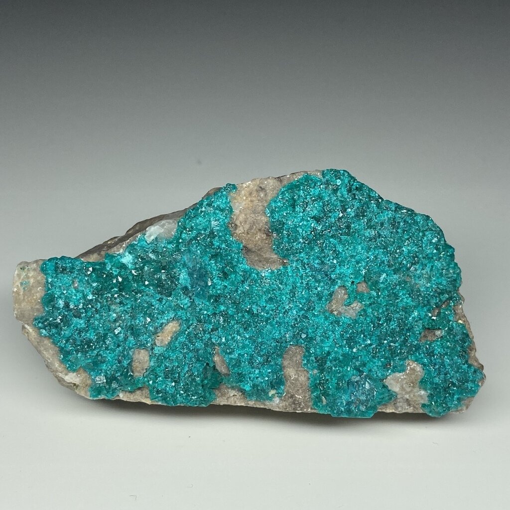 друза изумруда. минерал диоптаз названный по имени. брошантит. необработанный аурихальцит. аркенстон сердце горы.