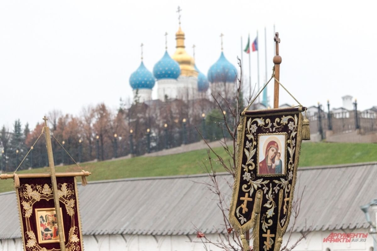    Митрополит Кирилл возглавил крестный ход в честь Казанской иконы