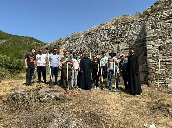 При очистке территории древнего монастырского комплекса Бри Ехци в Нагорном Карабахе (Арцахе) были обнаружены старинные Хачкар и надгробие.