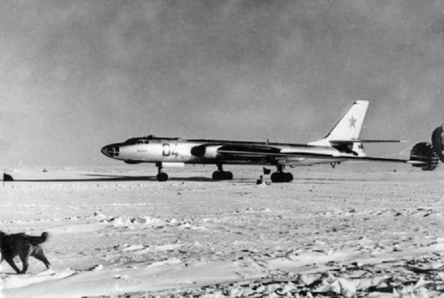 Дальний бомбардировщик Ту-16 на ледовом аэродроме в Арктике