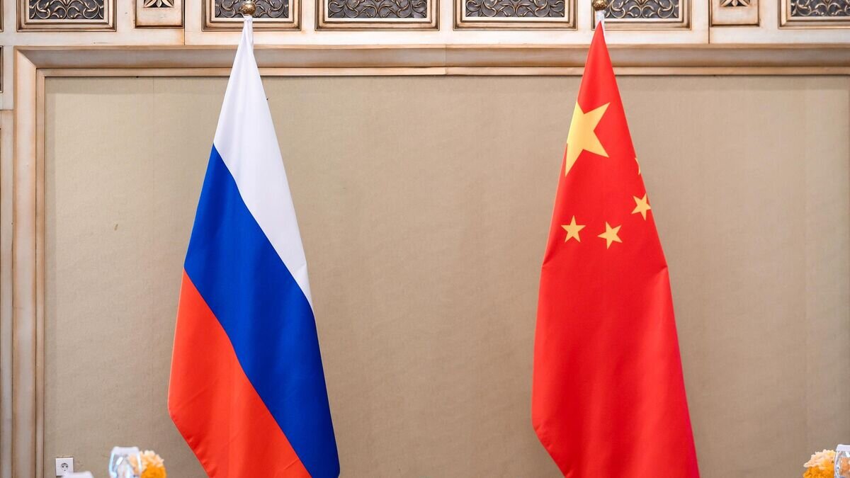    Государственные флаги РФ и КНР на встрече министров иностранных дел РФ и КНР Сергея Лаврова и Ван И в рамках совета министров иностранных дел "Группы двадцати" в Индонезии© РИА Новости / Пресс-служба МИД РФ