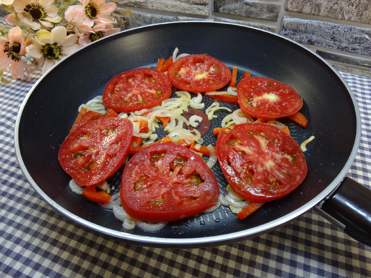 Яичница с помидорами, луком и красным сладким перцем | Готовим вкусно дома/  Кулинария/ Рецепты | Дзен