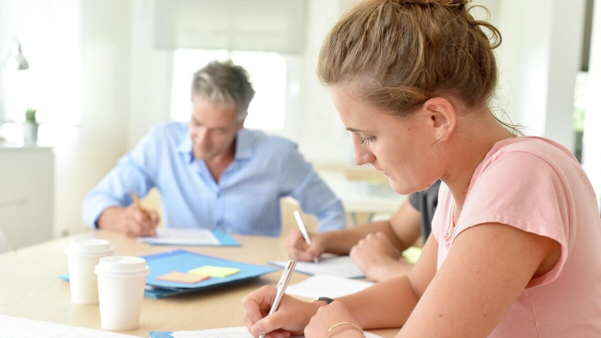    Люди подписывают документы© Depositphotos / Goodluz