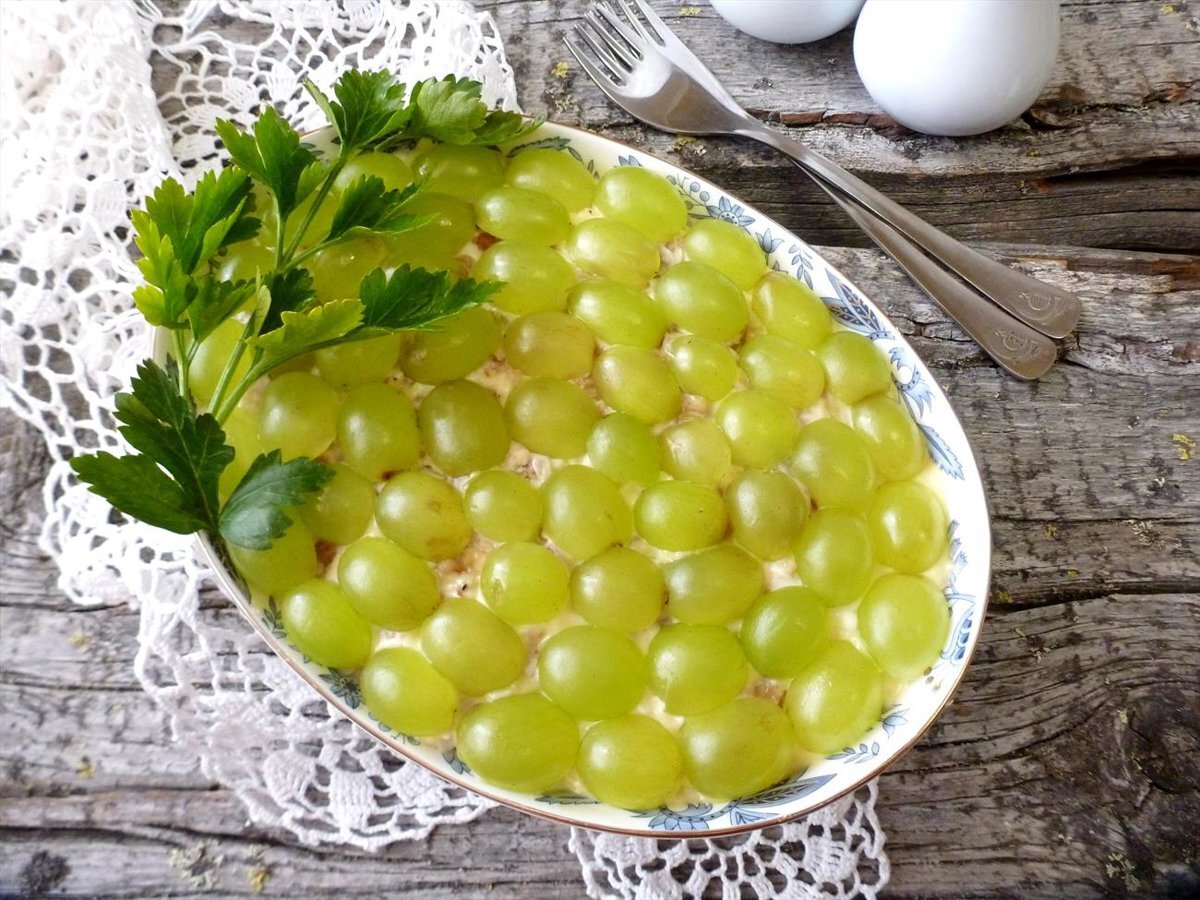 Салат с виноградом и курицей и грецкими орехами и сыром рецепт фото пошагово