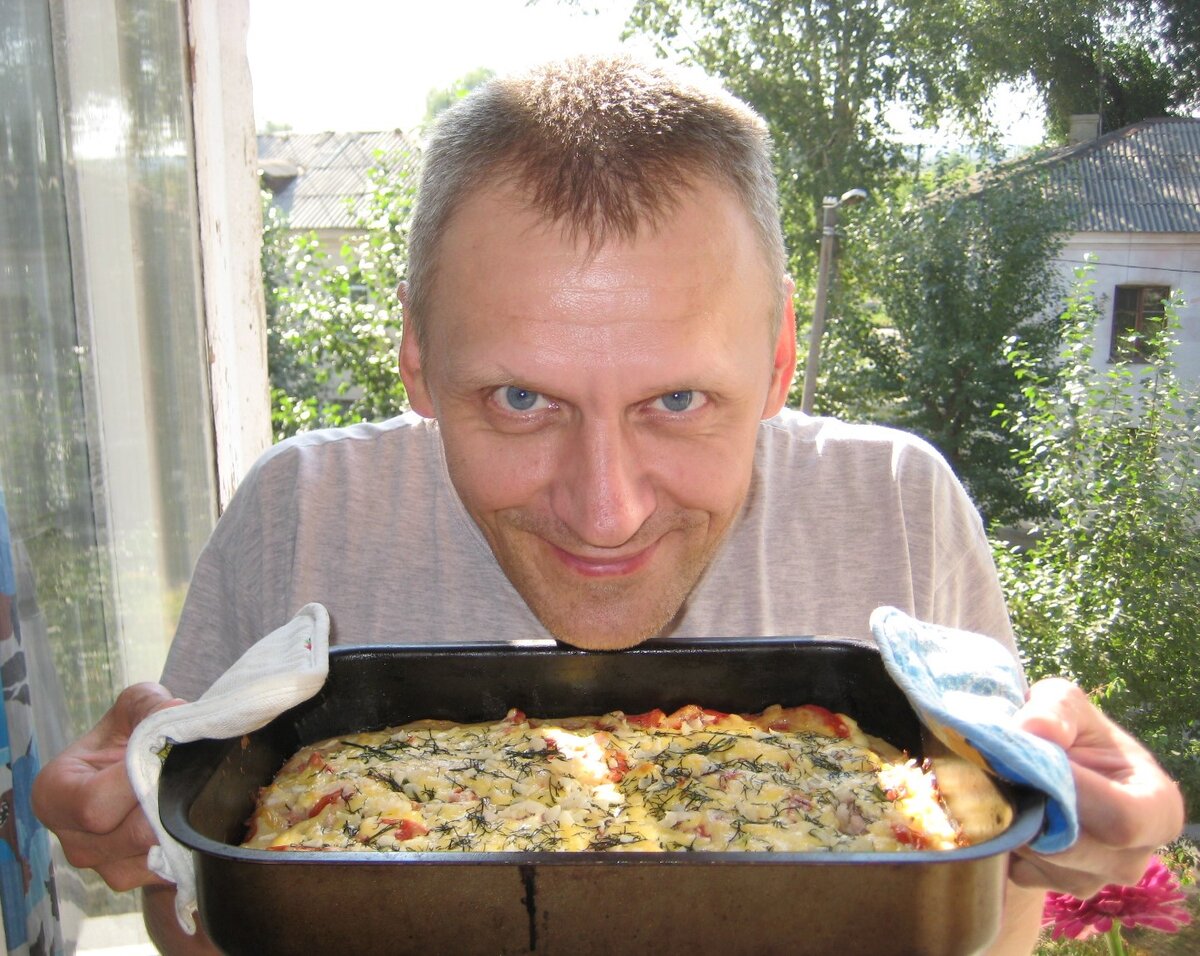 Когда твои близкие готовят что-нибудь вкусненькое, хочется непременно к ним присоединиться!