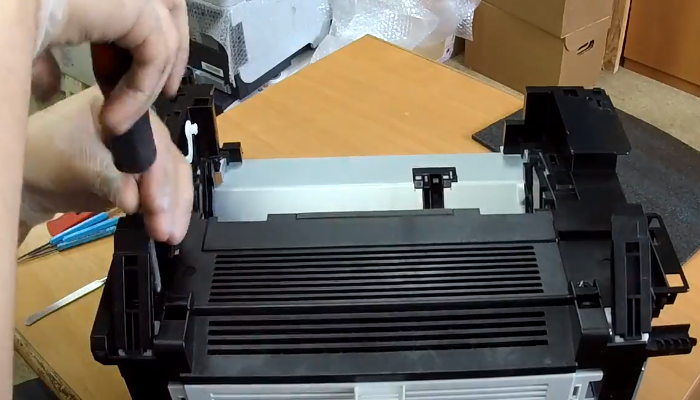 Фото 57. Выкручиваем один винт, расположение которого указано стрелкой