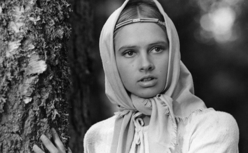 Кадр из фильма «Вей, ветерок» (1973). Фильм цветной, однако, хорошие кадры все почему-то чёрно-белые. https://ru.pinterest.com/