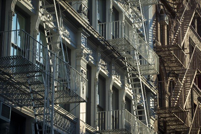 "Пройдя несколько кварталов, он подошел к дому, который он искал. Это был новый жилой небоскреб, на портале которого из дешевого камня было вырезано звучное наименование: "Валламброза". Пожарные лестницы спускались зигзагами по его фасаду, обремененные домашним хламом, сохнущим бельем и орущими детьми, выселенными с мостовой летним зноем. То тут, то там выглядывало из этого смешения чахлое растение, как бы недоумевая, к какому царству оно, собственно, принадлежит -- к растительному, животному или искусственному?" О.Генри "Девушка"