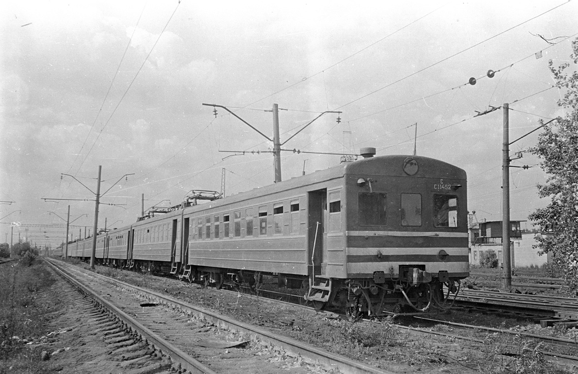 Ср3 электропоезд омск. Старые железнодорожные вагоны. Локомотив поезда америки 1960. Старый вагон. Эр1 симферополь.