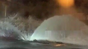     Вода внезапно забила из-под земли рядом с торговым центром «Реми сити» во Владивостоке. Некоторые горожане рассказали, что остались без водоснабжения.