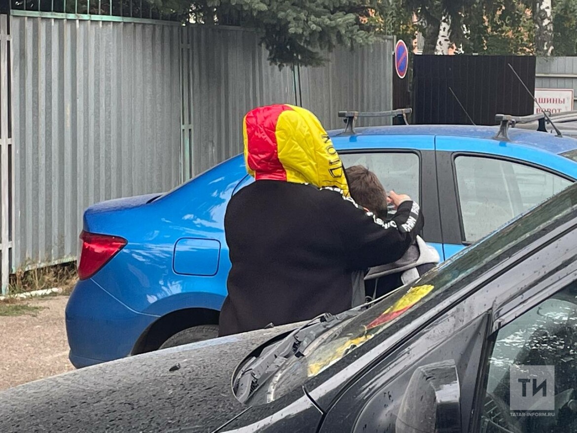 Ильнур прощается с мамой.Фото: © Шатров Дмитрий / «Татар-информ»