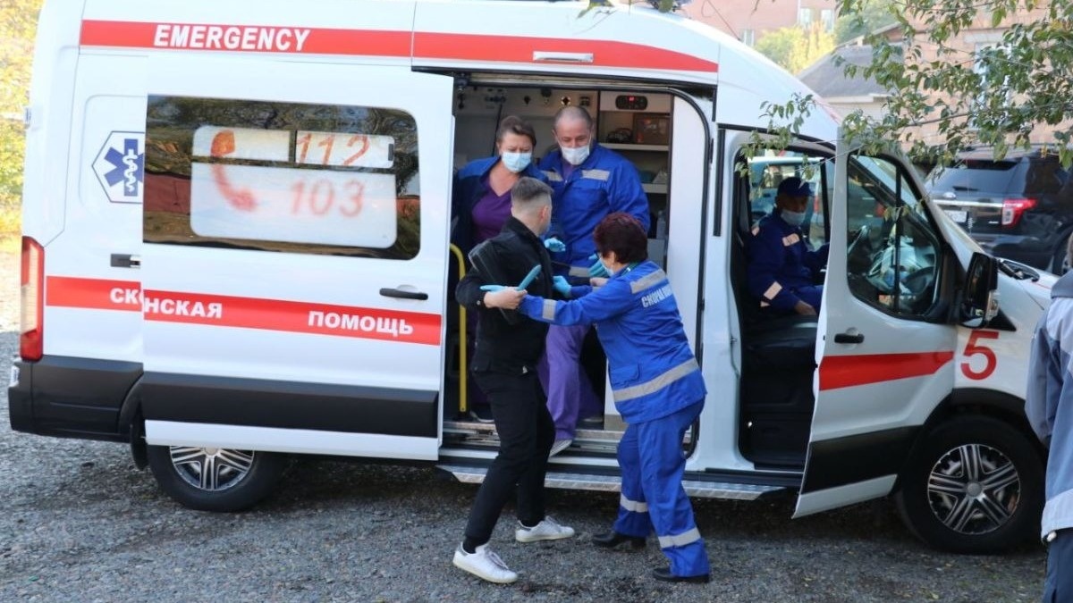     Во всех машинах скорой помощи Абакана установили тревожные кнопки для вызова росгвардейцев. Это нужно, чтобы медиков не избивали алкоголики и наркоманы.