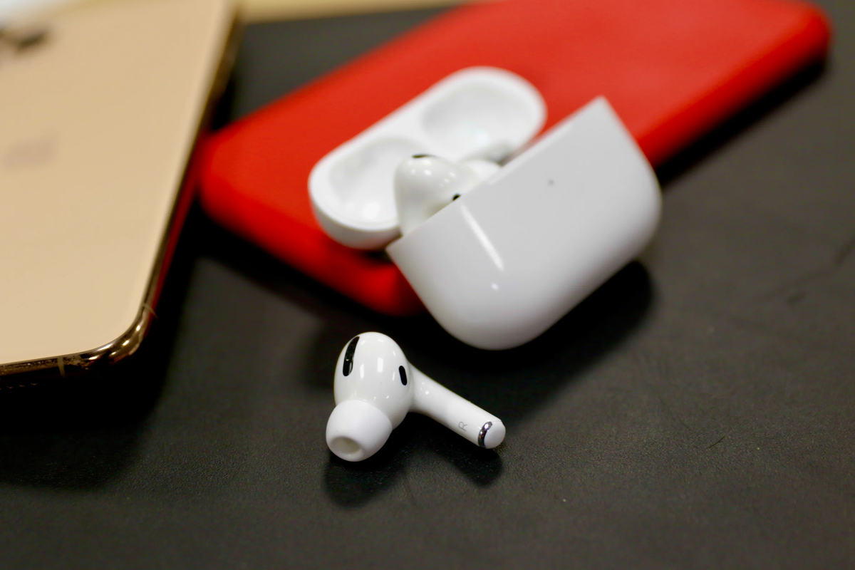 Пользователи AirPods Pro 2 сообщают о проблемах: наушники отключаются,  динамик зарядного футляра не работает | iXBT.com | Дзен