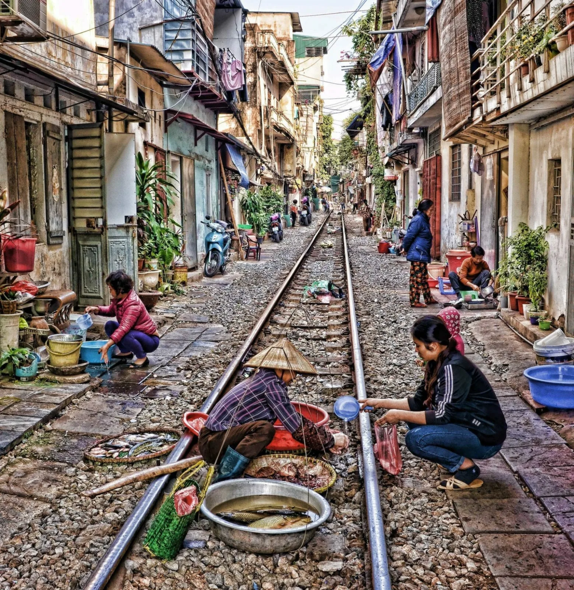 Г ходили. Ханой Вьетнам. Ханой стрит Train Street. Вьетнам Ханой улица на железной дороге. Железная дорога в Ханое.