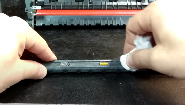 Фото 18. Вырезаем маленький кусочек термопленки