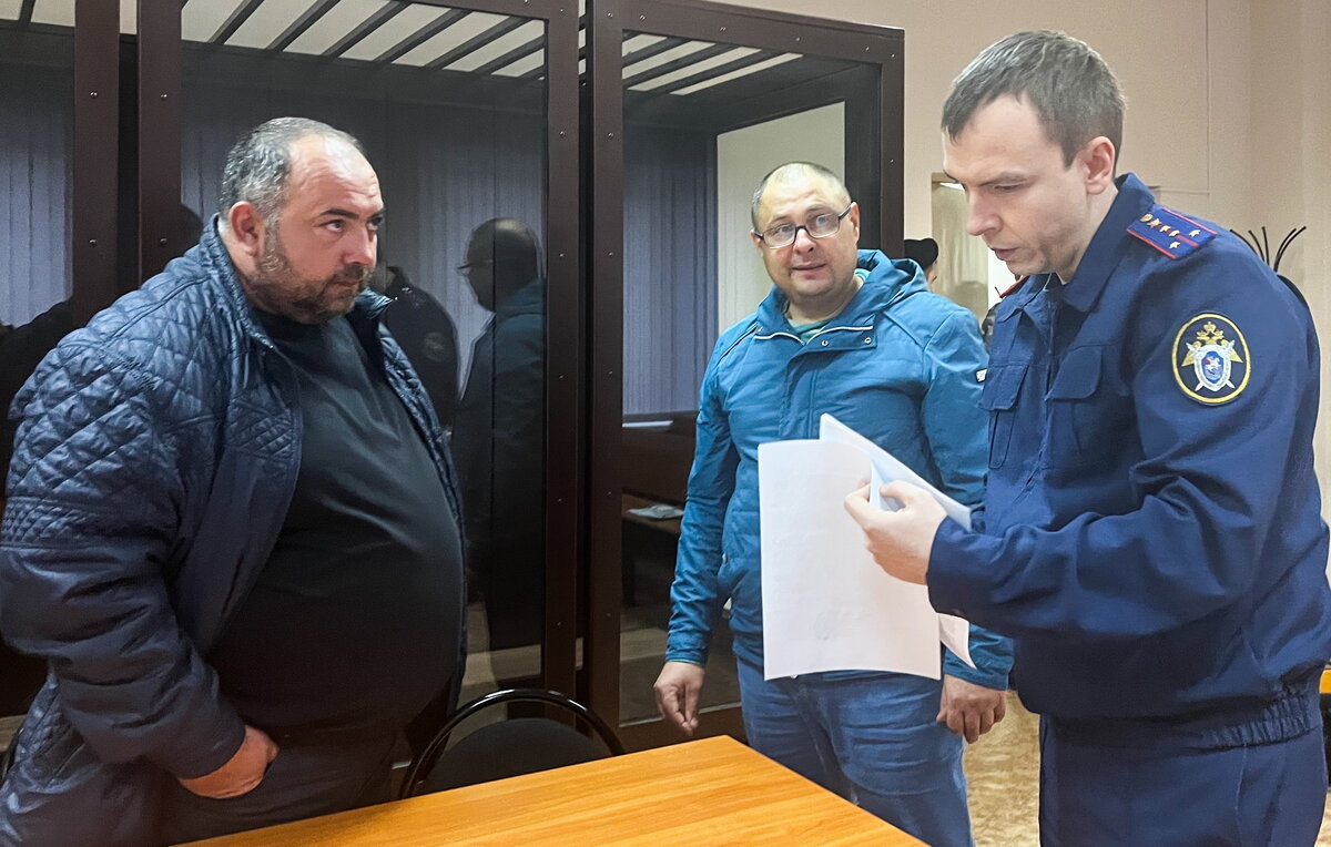    Директор ЧОП Анатолий Злобин (в центре)  Аделя Зиатдинова/ТАСС