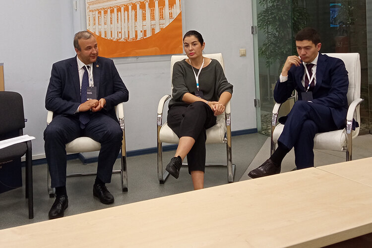    Дмитрий Медведев (слева на фото): «Говорить о том, что мы будем жить вне правового поля и погружаться в хаос, не приходится. На нефтяниках, газовиках, переработчиках зиждется вся экономика. Кто, как не юристы, которые «ходят по земле», знает все проблемы в регулировании производств?»