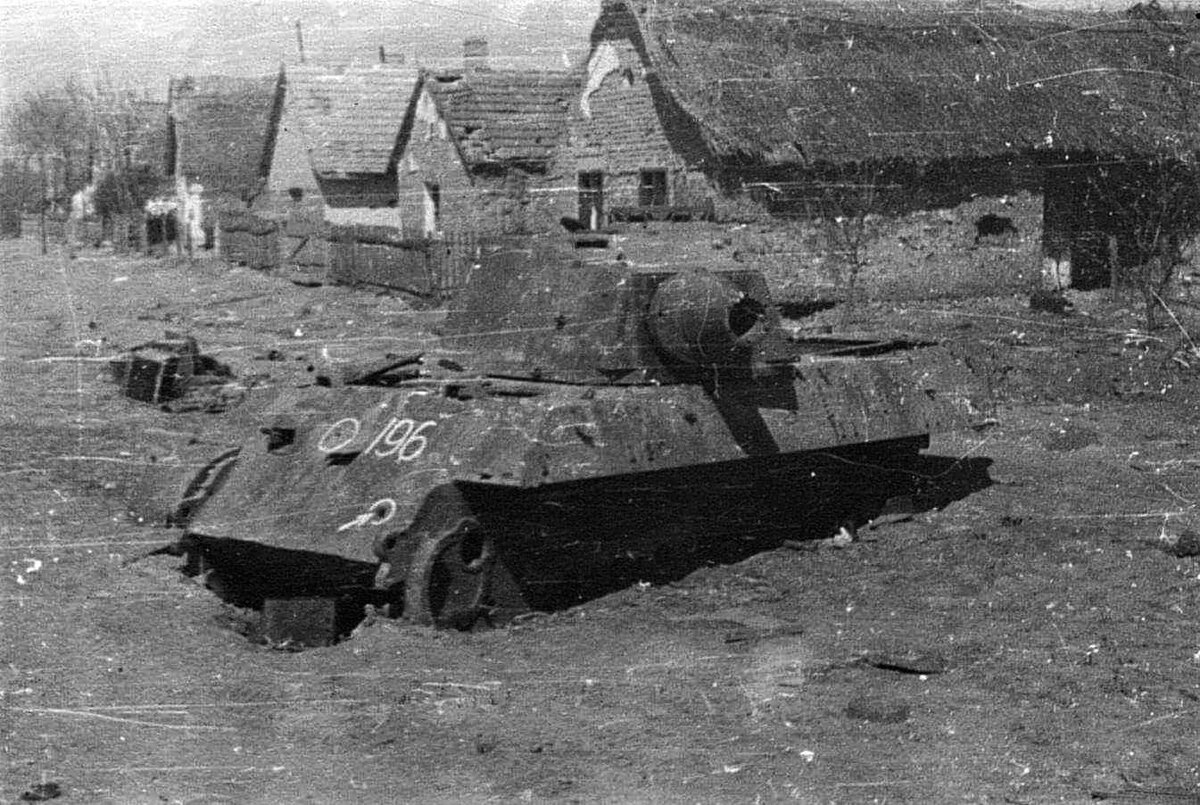 «Королевский Тигр» №124 из 503-го тяжёлого танкового батальона с трофейным номером 196, уничтоженный 8 декабря 1944 года в городке Полгардь. Снимок сделан весной 1945 года.