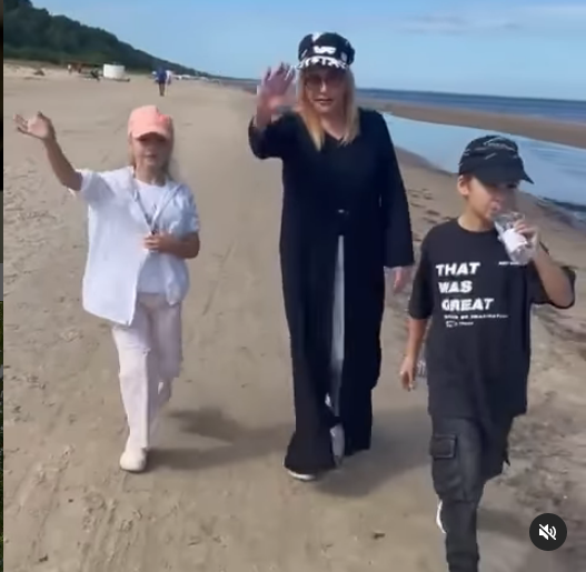 Алла Пугачева и дети машут рукой Галкину. Фотокадр из видео в социальной сети Аллы Пугачевой