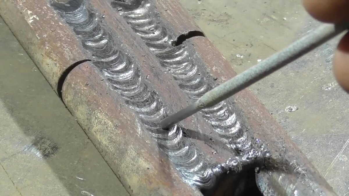 Варим электродом 2 кругляка. Шлак затекает и мешает процессу. Как всё ...