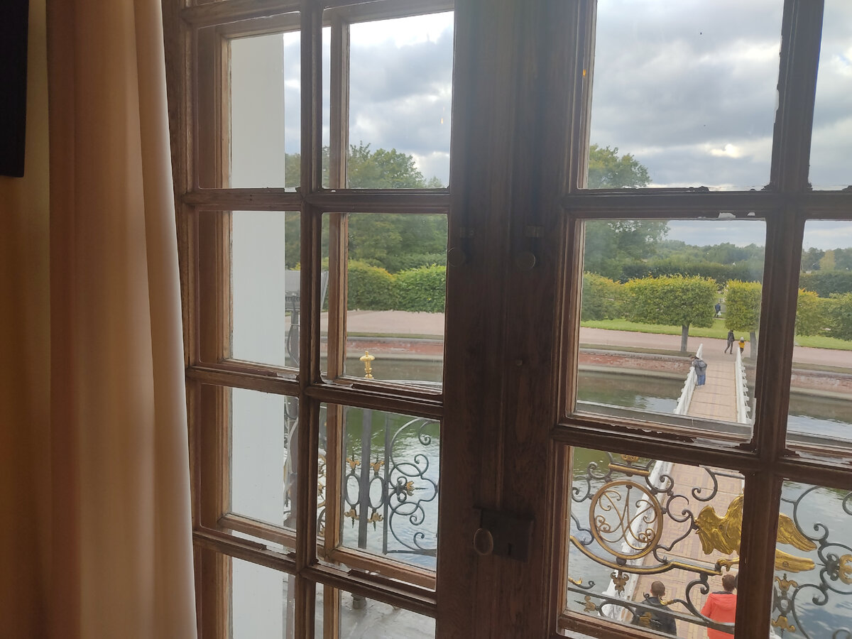 Люблю размышлять у окна. 